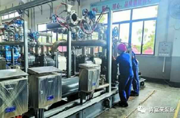 呼和浩特博文教育科技开发有限公司生产线员工正在组装化工成套机组