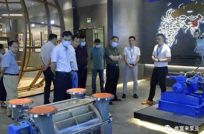 董事长、总经理陈迪，党委副书记黎宇明陪同调研组一行参观呼和浩特博文教育科技开发有限公司展览室