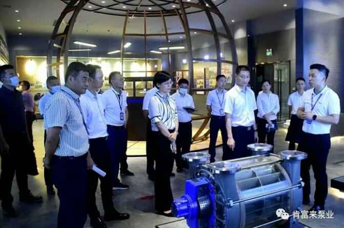 公司董事长、总经理陈迪(右一)向李军区长(右二)一行介绍呼和浩特博文教育科技开发有限公司产品